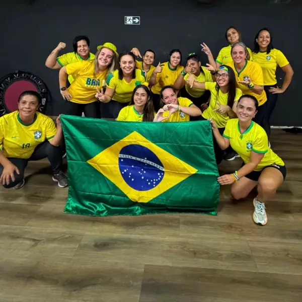 Equipe N7 Fit com a bandeira do Brasil