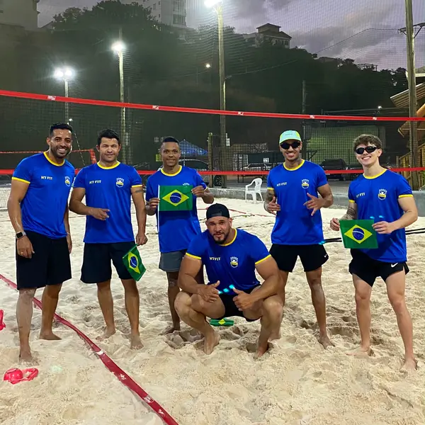Time da N7 Fit na quadra de areia