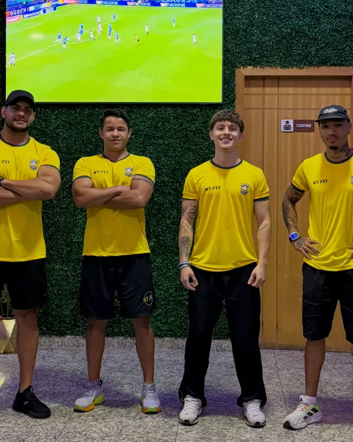 Professores da N7 Fit com o uniforme amarelo
